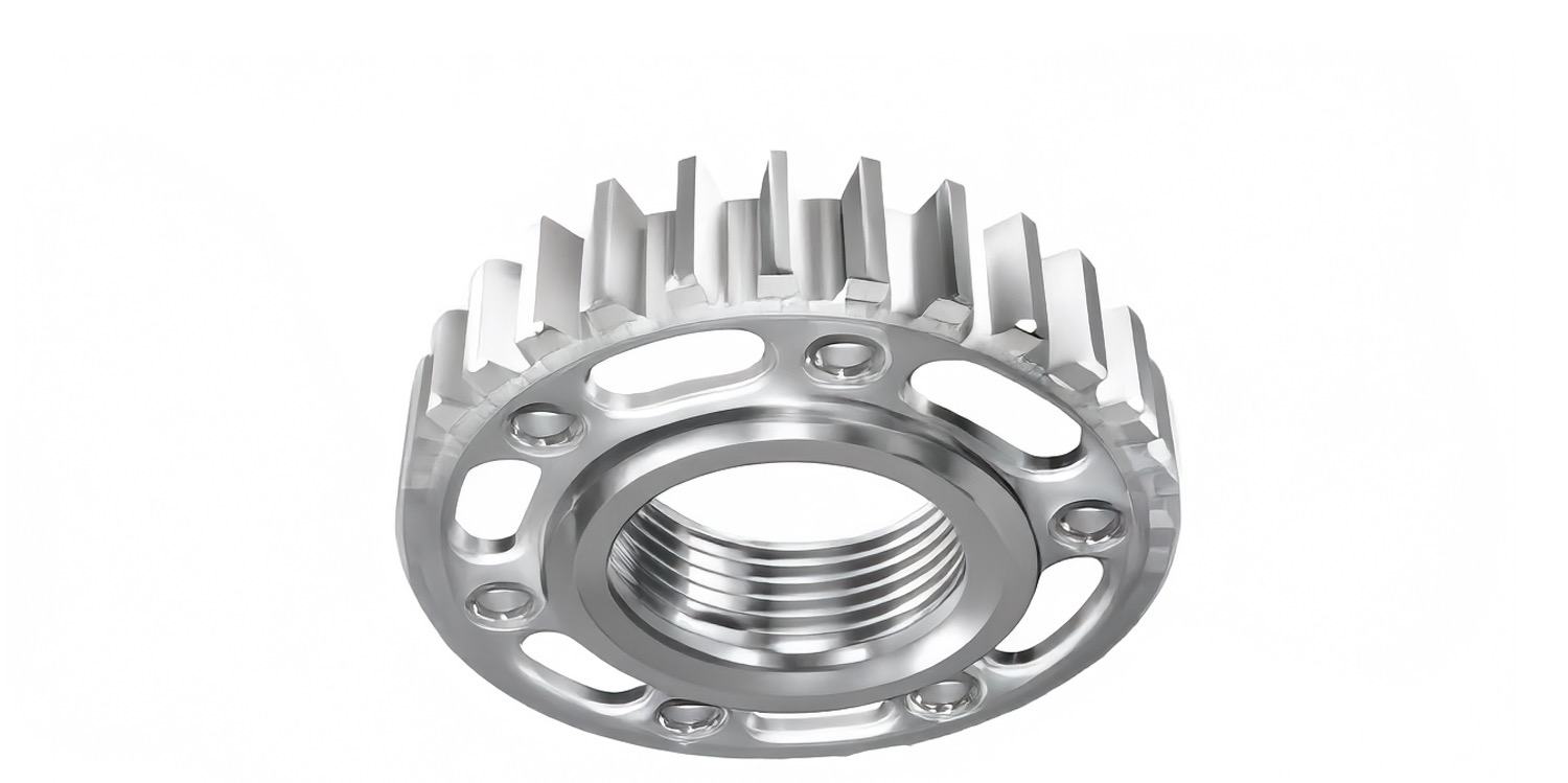 Das Bild zeigt ein silbernes Zahnrad mit schräg stehenden Zähnen und mehreren ovalen und runden Aussparungen im Inneren; das Metallobjekt ist technisch gestaltet und wird aus einer schrägen Untersicht vor weißem Hintergrund dargestellt.